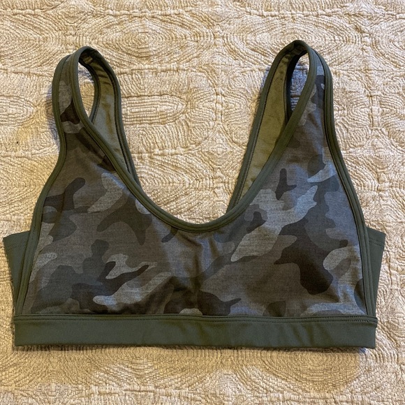 LIKE NEW Gap Fit Sculpt Low Impact Green Camo Sports Bra Sz S - Picture 1 of 3